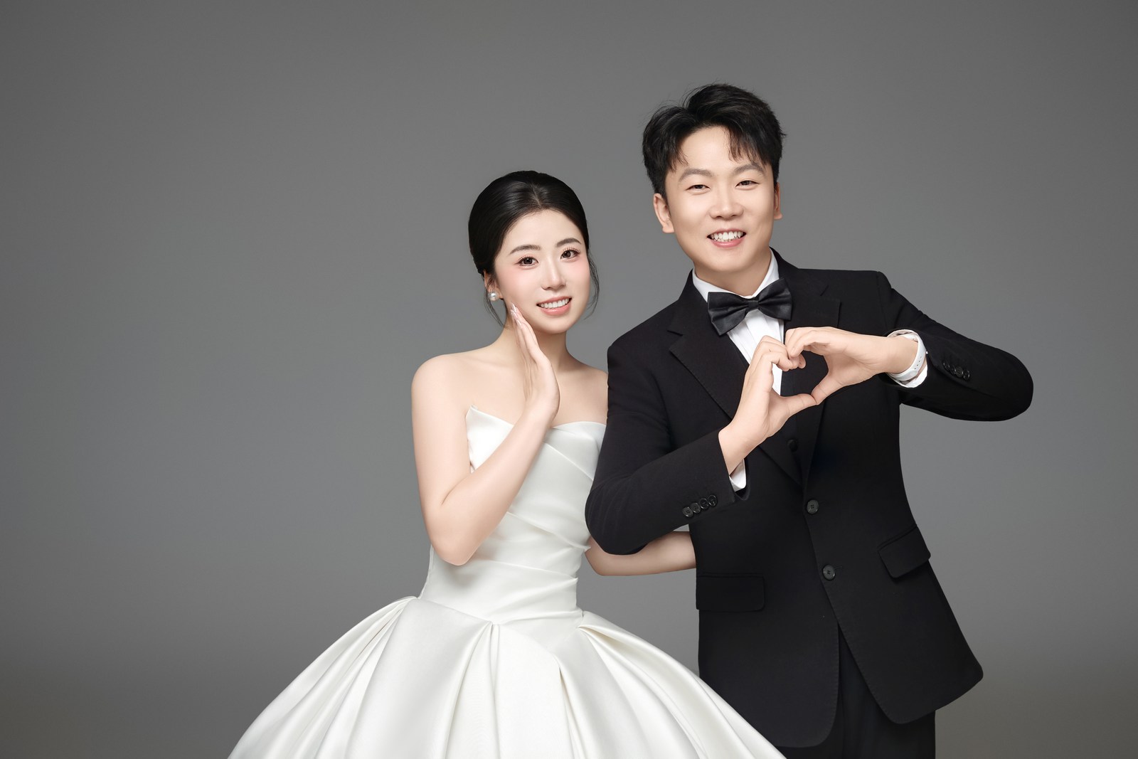 伍宜杰与祝宇的婚纱照